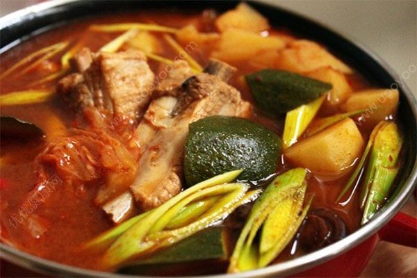 排骨土豆湯怎么做好吃？韓式排骨土豆湯的做法(2)