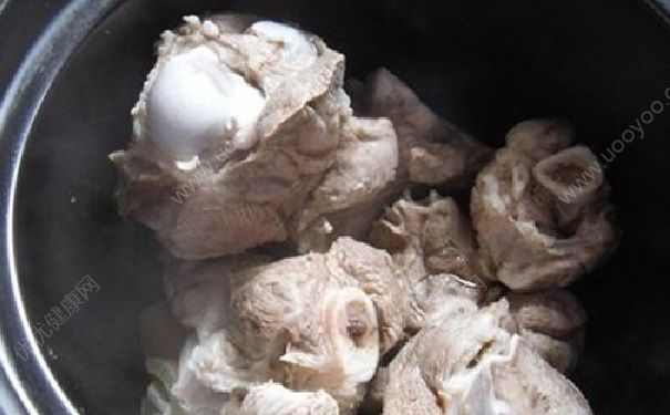 秋葵大骨湯怎么做好吃？秋葵大骨湯怎么做？(2)