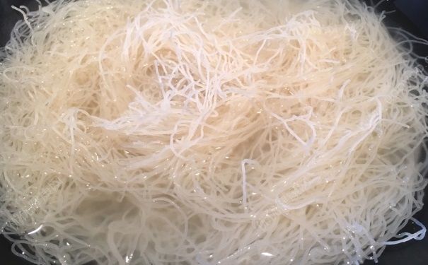 米粉要泡多長時(shí)間？米粉要泡多久才能炒？(2)