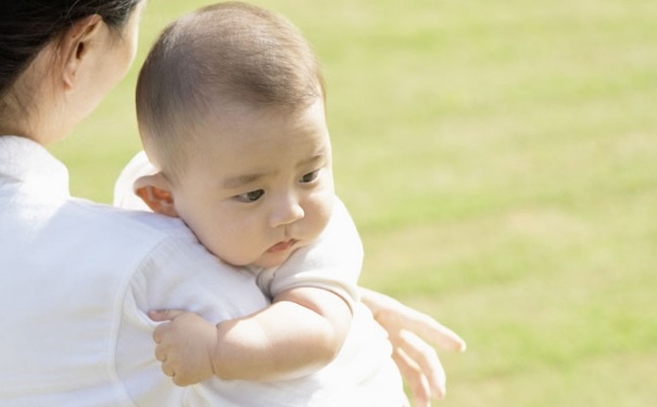 如何抱新生兒？新生兒正確的抱法是怎樣？(1)