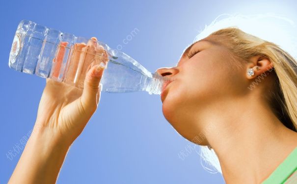上班族女性應(yīng)該怎么喝水？上班族女性該如何喝水？(6)
