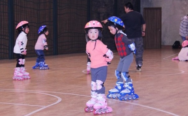 小孩子怎么學(xué)溜冰？教孩子學(xué)溜冰有什么竅門(mén)？(1)
