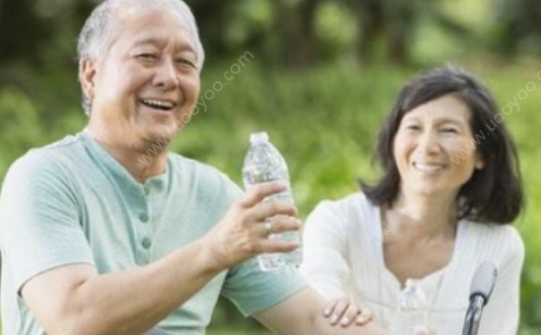 老人秋季如何補水？老年人秋季補水有哪些注意事項？(1)
