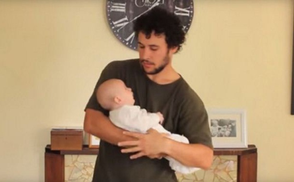 父母如何正確抱嬰兒？抱嬰兒的禁忌有哪些？(1)
