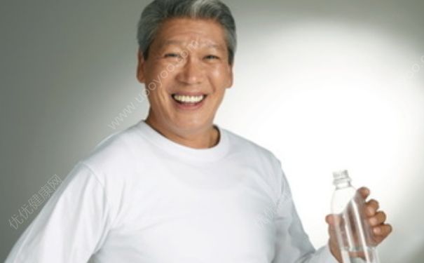 老人補(bǔ)水有哪些方法？老年人補(bǔ)水有哪些注意事項(xiàng)？(1)
