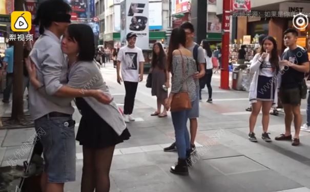 艾滋病人街頭求擁抱，和艾滋病人肢體接觸會被傳染嗎？(2)