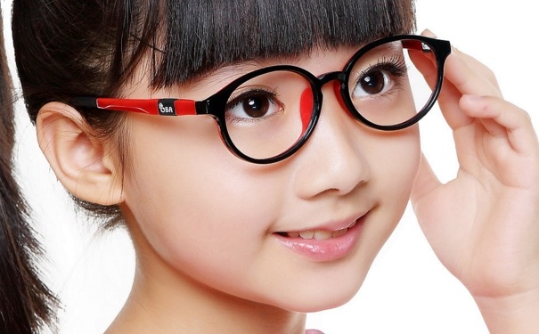 小孩子眼睛近視怎么緩解？孩子眼睛近視吃什么好？(1)
