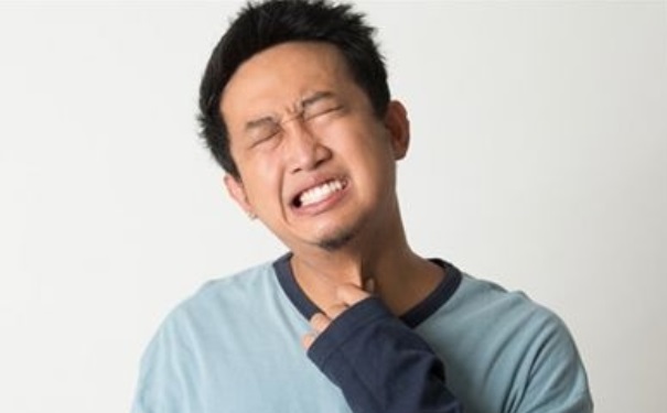 喉嚨痛喝鹽水有沒有用？吃什么緩解喉嚨痛癥狀？(1)