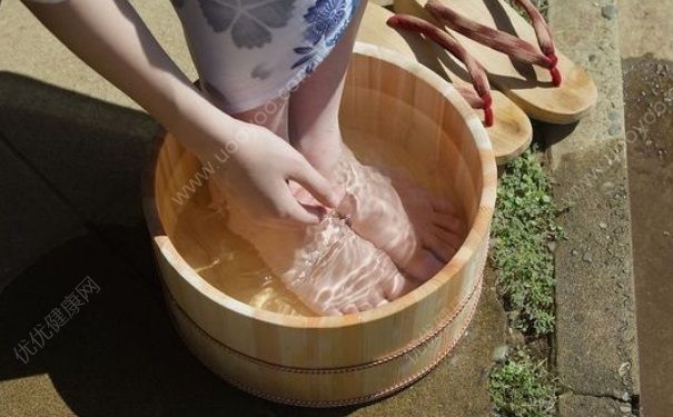 夏天腳脫皮發(fā)癢怎么回事？夏天腳脫皮起泡怎么辦？(4)