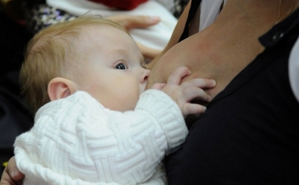 寶寶母乳總嗆奶怎么辦？寶寶母乳容易被嗆著怎么回事？(1)