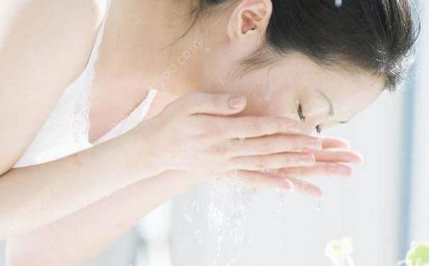 15歲女孩額頭上長(zhǎng)痘痘怎么辦？15歲額頭反復(fù)長(zhǎng)痘痘怎么辦？(1)