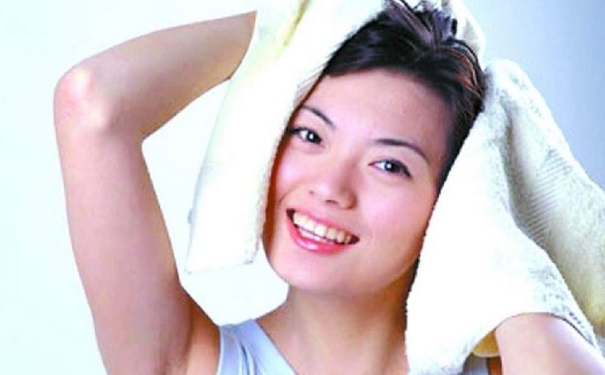 女性經(jīng)期例假可以洗頭么？經(jīng)期洗頭有哪些傷害？(1)