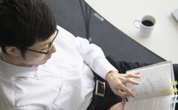 男人該如何挑選西裝顏色？挑選西裝要注意哪些細節(jié)？(1)