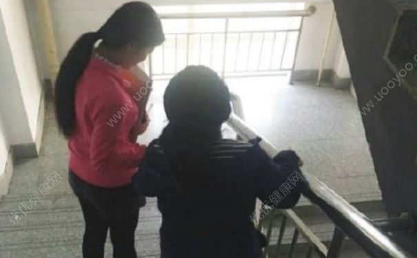 女孩照顧腦癱室友近兩年，腦癱能被治好嗎？(1)