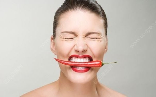 溫州中年男子當(dāng)街朝姑娘噴辣椒水，辣椒水弄眼睛里了怎么辦？(1)
