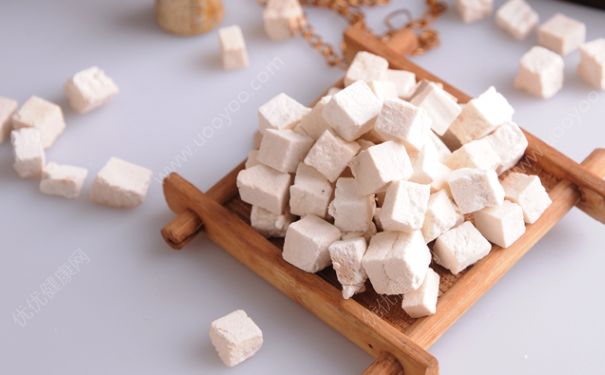 茯苓泡水喝的功效有哪些？購(gòu)買茯苓的時(shí)候如何挑選？(1)