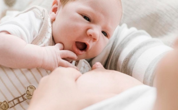 哺乳期乳腺炎是什么原因？產(chǎn)后乳腺炎有什么樣的癥狀？(1)