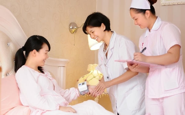 產(chǎn)后一直在發(fā)熱怎么回事？產(chǎn)后發(fā)熱持續(xù)不退的原因有哪些？(1)