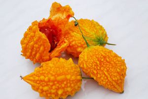 這種“黃苦瓜”，以前遍地是，現(xiàn)在都沒(méi)賣(mài)的，吃起來(lái)“甘甜”耐人尋味！
