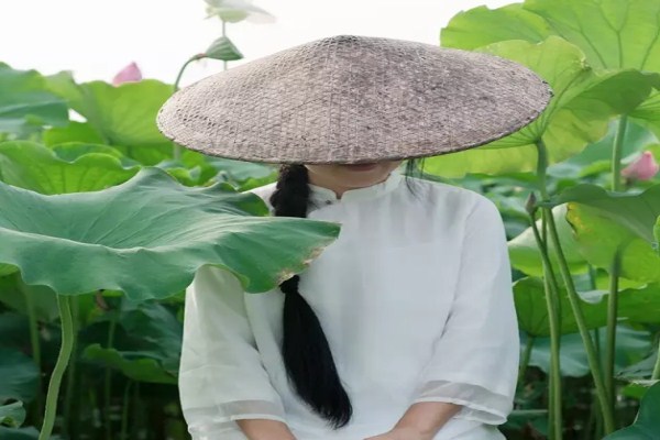 門前荷塘，院里繁花，小兩口回農(nóng)村，6年過上神仙般的田園生活！
