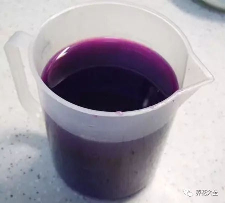 2、用多菌靈溶液或高錳酸鉀溶液對(duì)根系進(jìn)行消毒。把修剪好根系的發(fā)財(cái)樹(shù)根部浸泡到多菌靈溶液中，大概20-40分鐘，之后拿出來(lái)在陰涼通風(fēng)的地方晾干傷口即可。