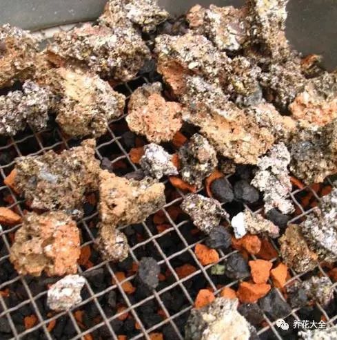 2、用錘子等工具把煤渣砸碎，最好是能砸成小拇指肚大小的顆粒。