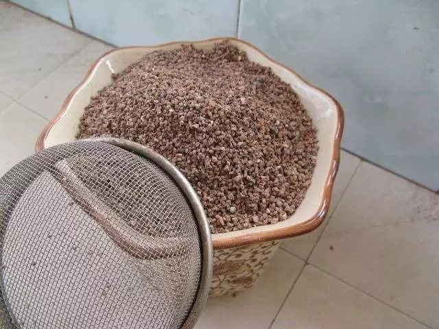 3、用篩子把小的顆粒篩下去，把大的和小的顆粒分開放，然后分別用清水清洗2~3遍。