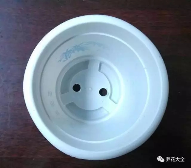 2、泡完了之后就用錘子之類的把它打碎，最好是能打成蠶豆?fàn)畹拇笮?。篩子篩一下，然后大的放在一邊，小的放在另外一邊。