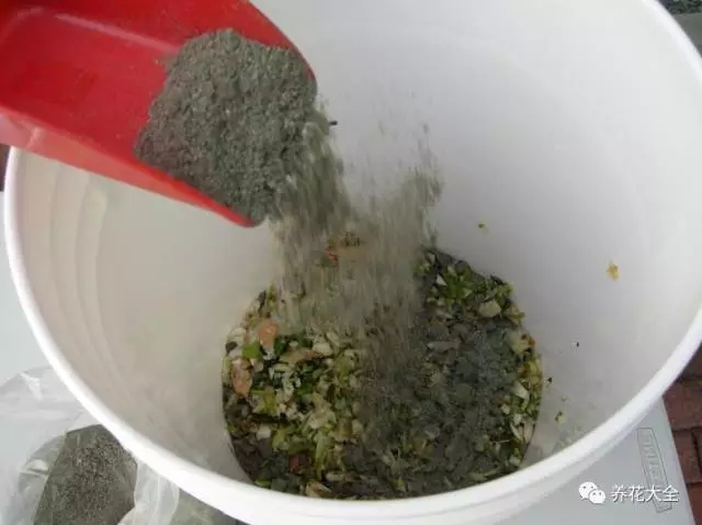 2、全都塞進(jìn)一個(gè)塑料桶里，然后按照一層土，一層廚余的順序填進(jìn)桶里，注意，最上面的部分要是土哦。