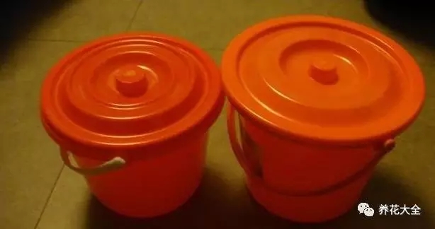 3、蓋上蓋子，不要擰緊，然后放到家里不礙事的地方進(jìn)行發(fā)酵即可。如果是不想有異味兒的話，最好是發(fā)酵個(gè)1年左右。