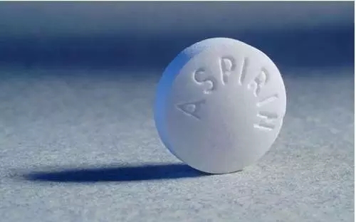 水中加入兩片碾碎的阿司匹林。阿司匹林中含有的水楊酸，能提高花草細(xì)胞活性，促進(jìn)生根。