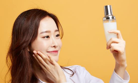 使用保濕爽膚水要用化妝棉嗎？爽膚水的使用誤區(qū)揭秘！