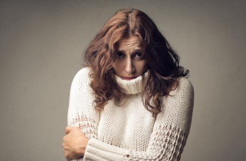 女性冬季手腳冰涼，是氣血不足還是體虛？這是女性對(duì)寒冷