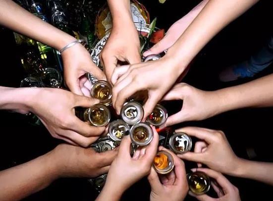 喝完酒后很口渴正常嗎？酒后第二天喝豆?jié){好嗎