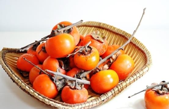 青柿子怎么催熟？柿子去澀的方法