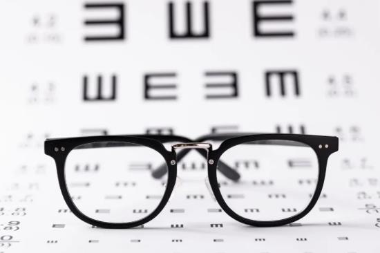 多少度數(shù)可以做近視手術(shù)？恢復(fù)近視眼視力的方法