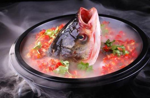 吃魚頭真的能補(bǔ)腦嗎？蔥油鮮鰱魚的做法