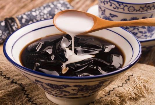 龜苓膏和燒仙草有什么區(qū)別？空腹可以吃龜苓膏嗎