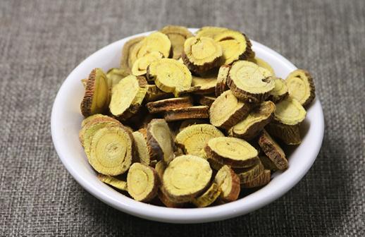 甘草泡水可以降火嗎？甘草和炙甘草的區(qū)別