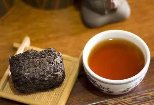 黑茶適合多少度的水溫泡？晚上喝黑茶會(huì)失眠嗎