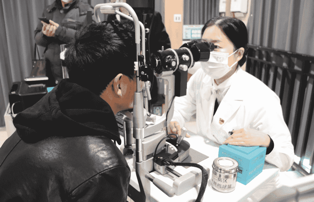 3毫米鐵屑入眼，福州愛爾開通綠色通道緊急救治汽修工