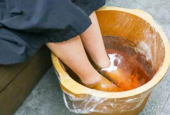 艾葉泡腳的功效與作用有哪些？經(jīng)期可以艾葉水泡腳嗎？