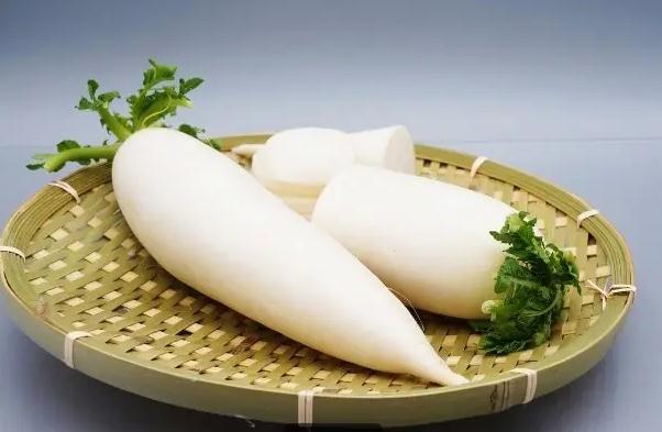 白蘿卜要削皮嗎？白蘿卜里面發(fā)藍(lán)能吃嗎？