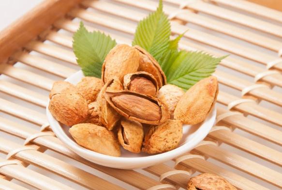 巴旦木的功效與作用有哪些？吃巴旦木有什么注意的呢？
