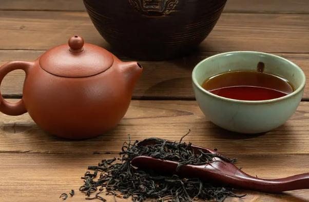 隔年的茶葉能喝嗎？泡過的茶葉能吃嗎？