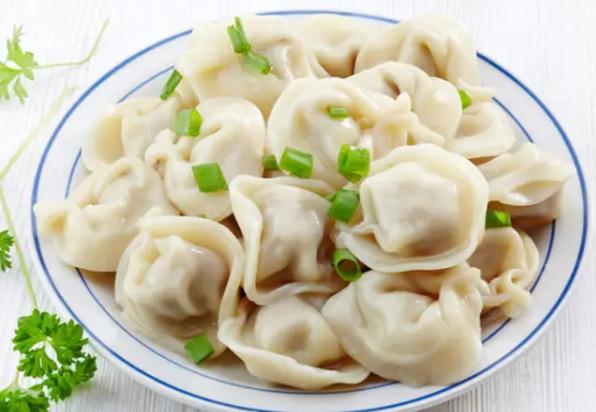 餃子沒煮熟吃了會(huì)怎樣？煮熟的餃子放冰箱里可以放多久？