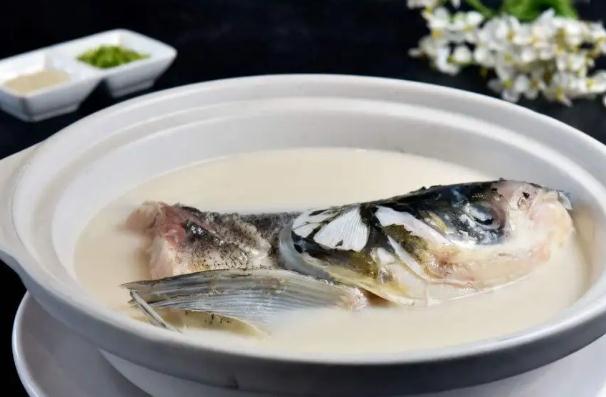 鯽魚(yú)湯的做法有哪些？魚(yú)湯里放什么蔬菜最有營(yíng)養(yǎng)？