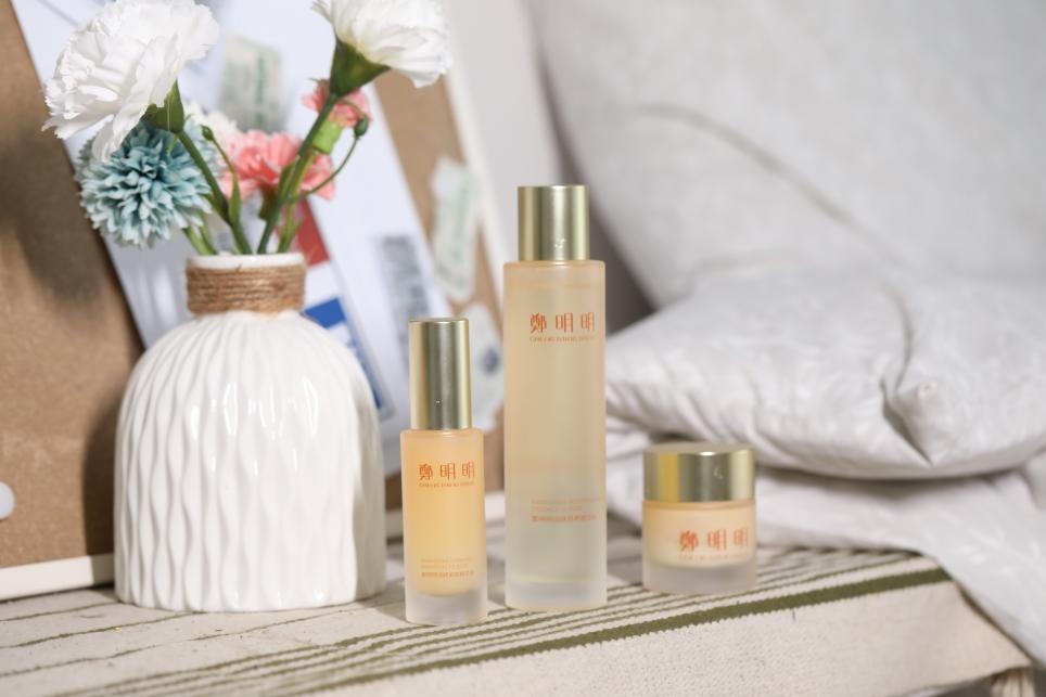 鄭明明潤(rùn)妍抗皺套組超好用，一套點(diǎn)亮年輕?。?></a><p class=