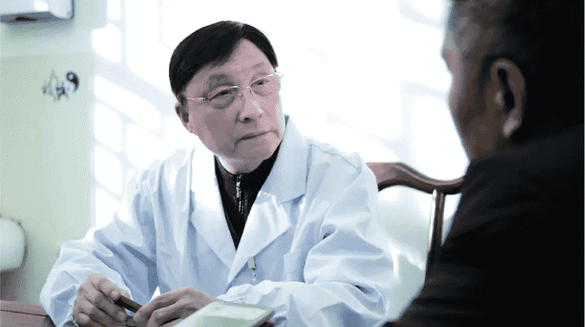 大便出血鮮紅色不痛不癢怎么回事？小心早期直腸癌
