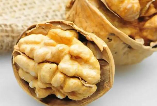 怎樣判斷核桃已經(jīng)不能吃？核桃外殼有點(diǎn)發(fā)霉怎么處理？
